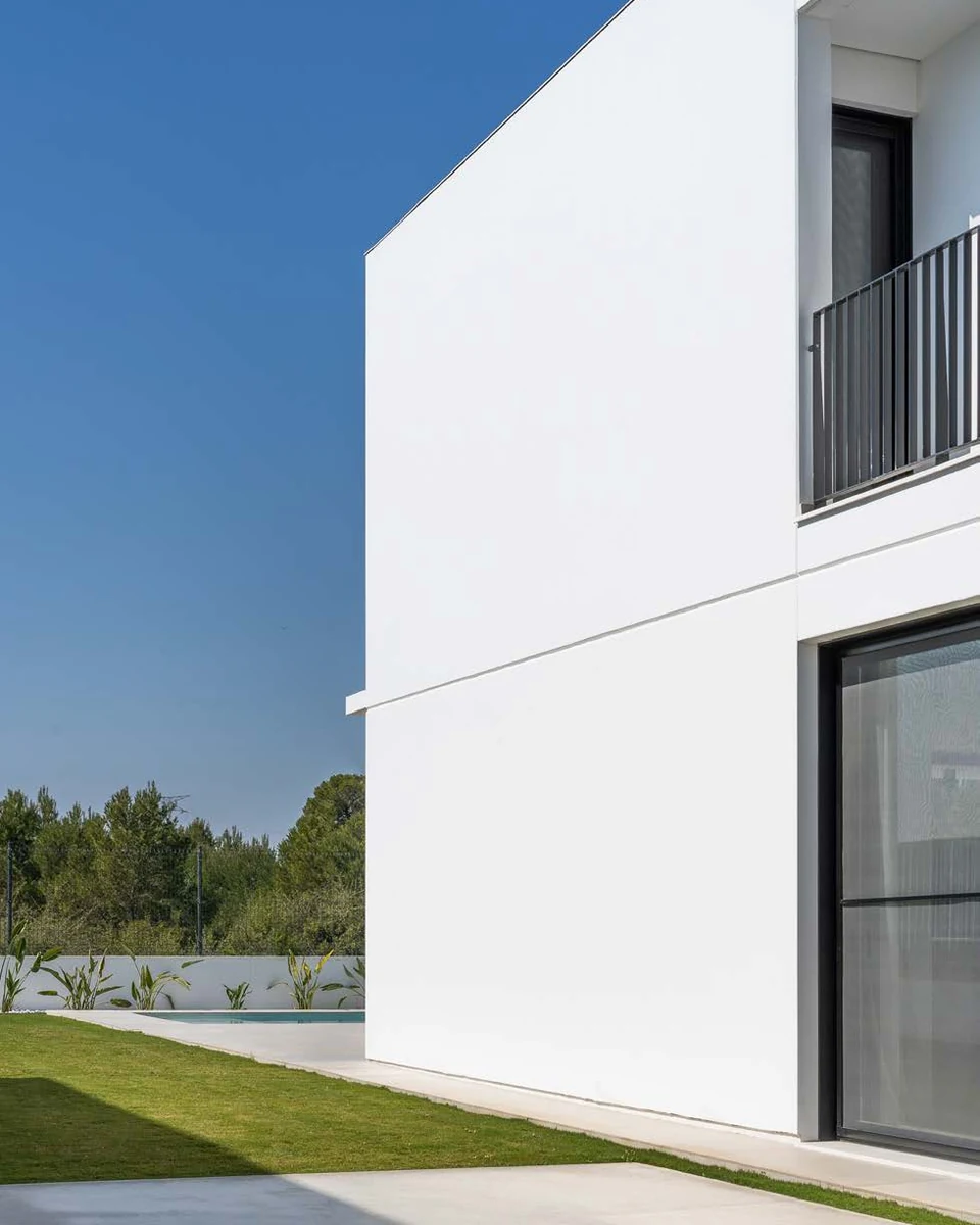 Large porcelain panels cladding a building exterior